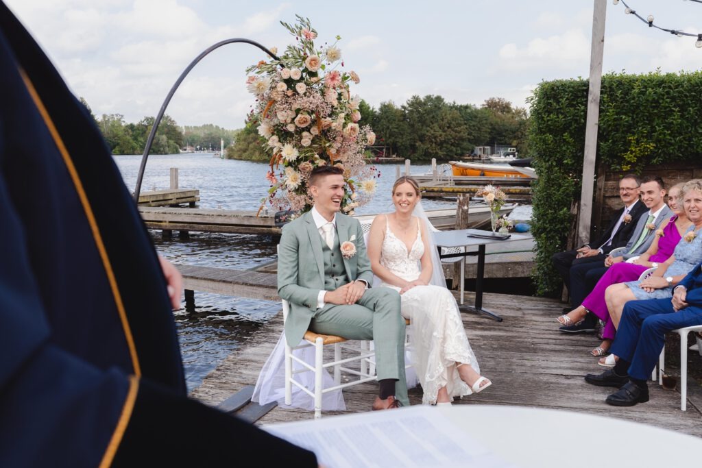 de kaag zuid holland ceremonie aan het water met bruidspaar
