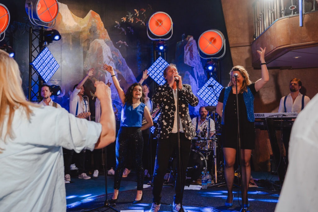 Live band zorgt voor entertainment op de dansvloer tijdens een bruisend bedrijfsfeest