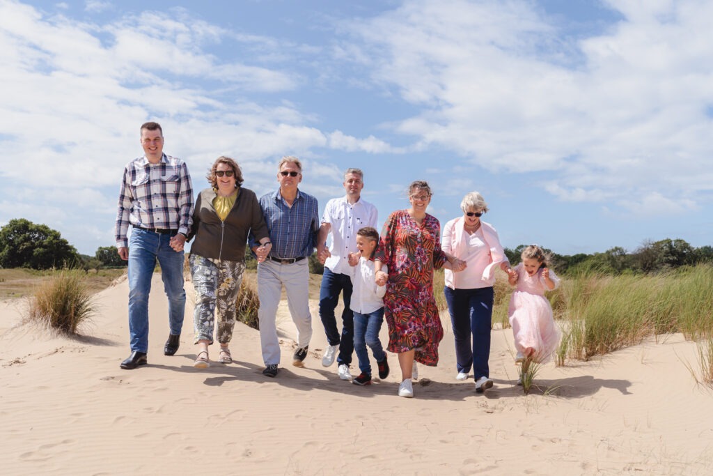 Spontane familiefoto tijdens een ontspannen fotoshoot op het strand