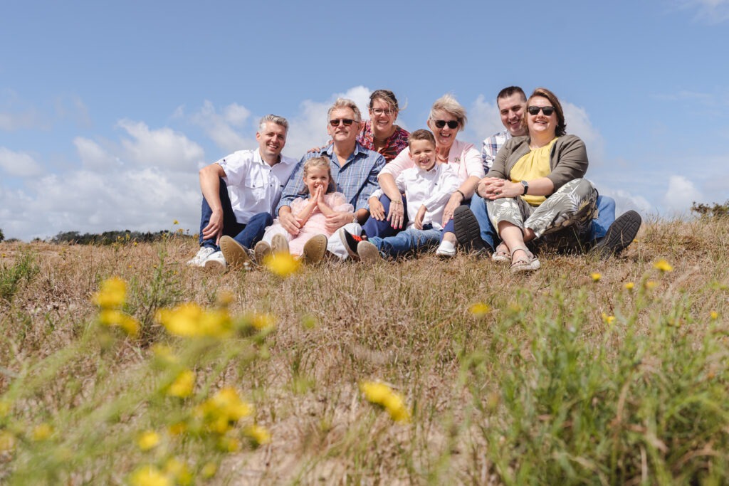 Spontane familiefoto tijdens een ontspannen fotoshoot in duin