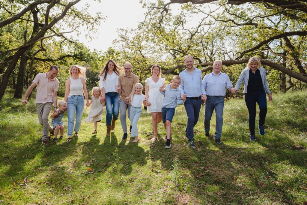 Hecht gezin geniet van een vrolijke familieshoot in het park