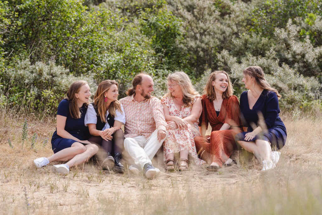 Spontane familiefoto tijdens een ontspannen fotoshoot in duin