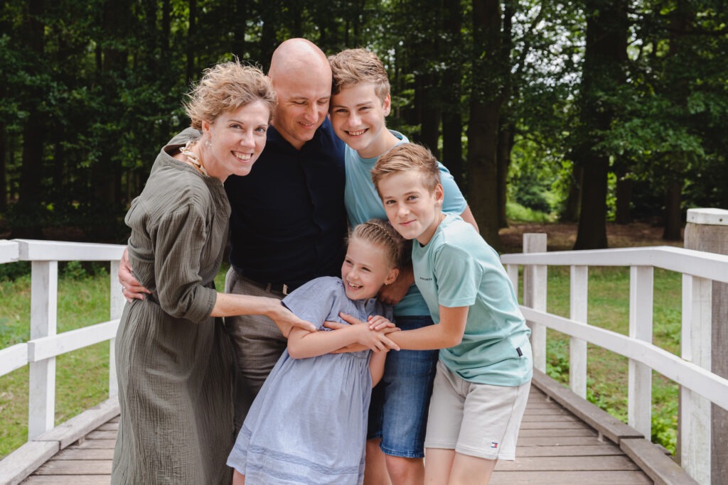 Gezellige familieshoot in de natuur met een lachend gezin