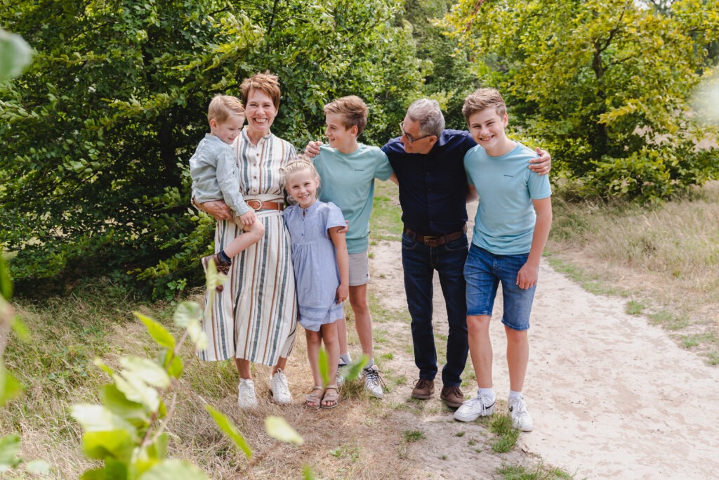 Hecht gezin geniet van een vrolijke familieshoot in het park