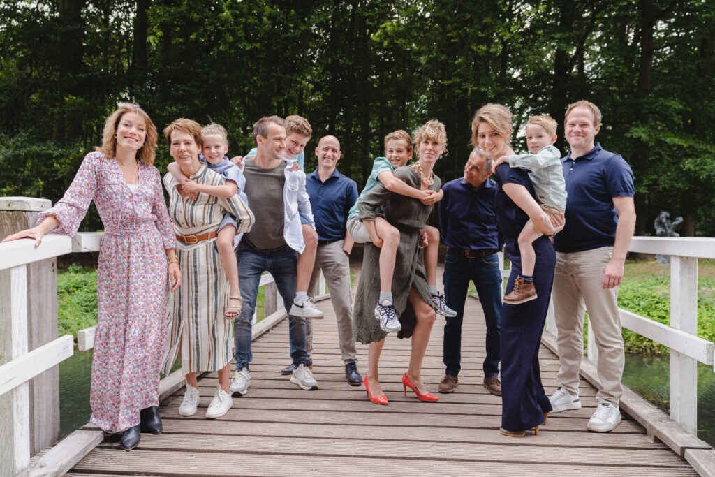 Gezellige familieshoot in de natuur met een lachend gezin