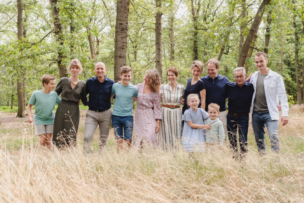 Stralend gezin samen vastgelegd tijdens een sfeervolle familieshoot