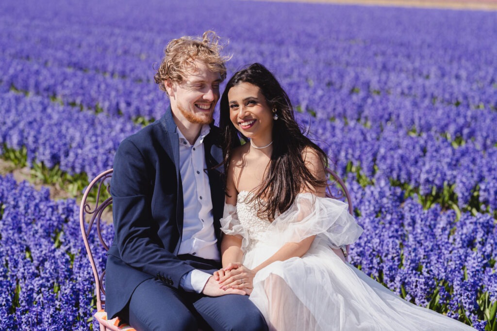 gelukkig koppel in de lente fotoshoot bij de tulip barn hillegom