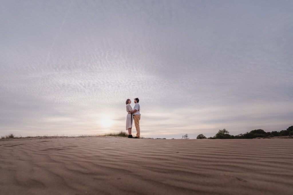 fotoshoot samen in duin met zonsondergang