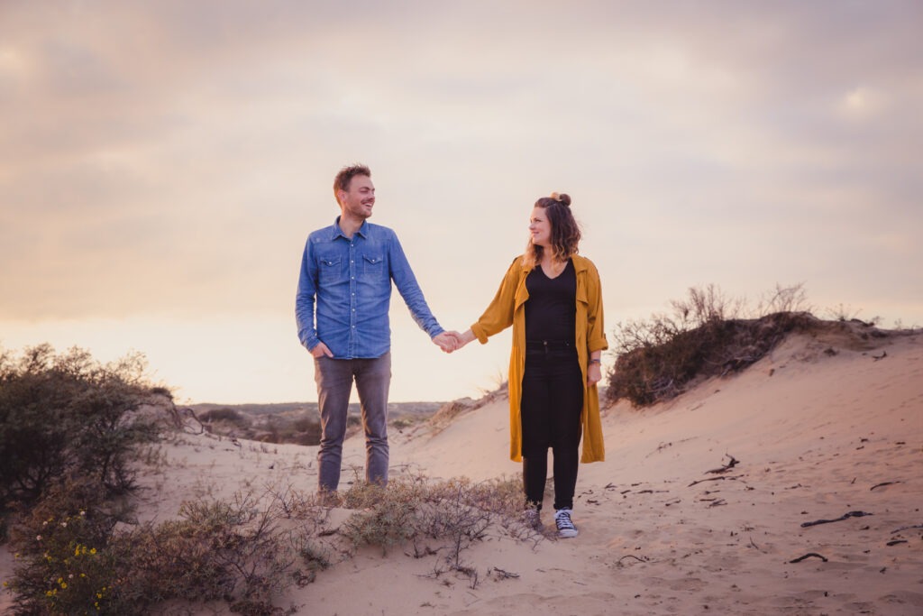 fotoshoot samen tijdens zonsondergang in de duinen