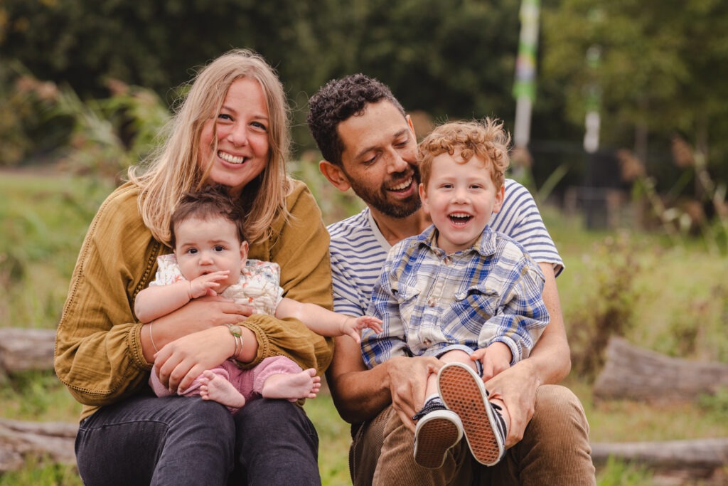 Familie geniet van een ontspannen fotoshoot