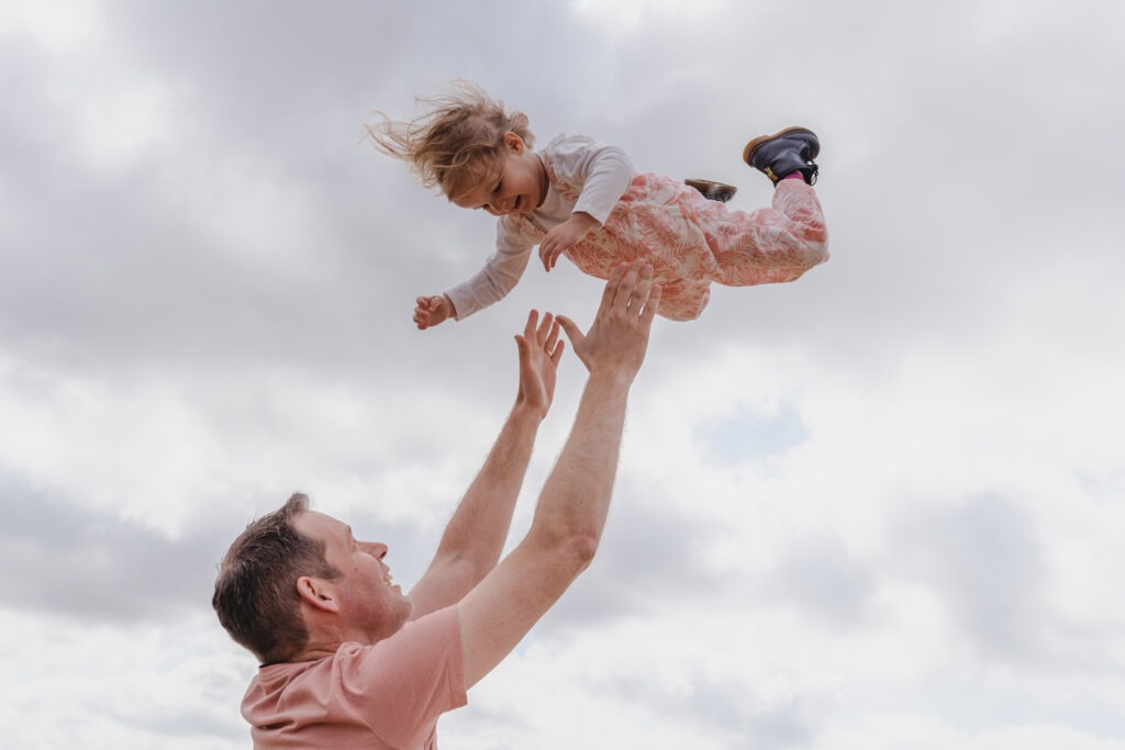 Familie geniet van een ontspannen fotoshoot