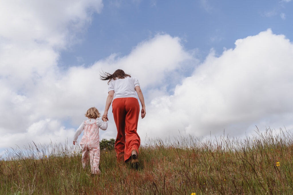 Familie geniet van een ontspannen fotoshoot