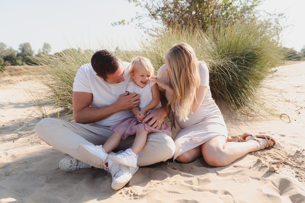 Familie geniet van een ontspannen fotoshoot