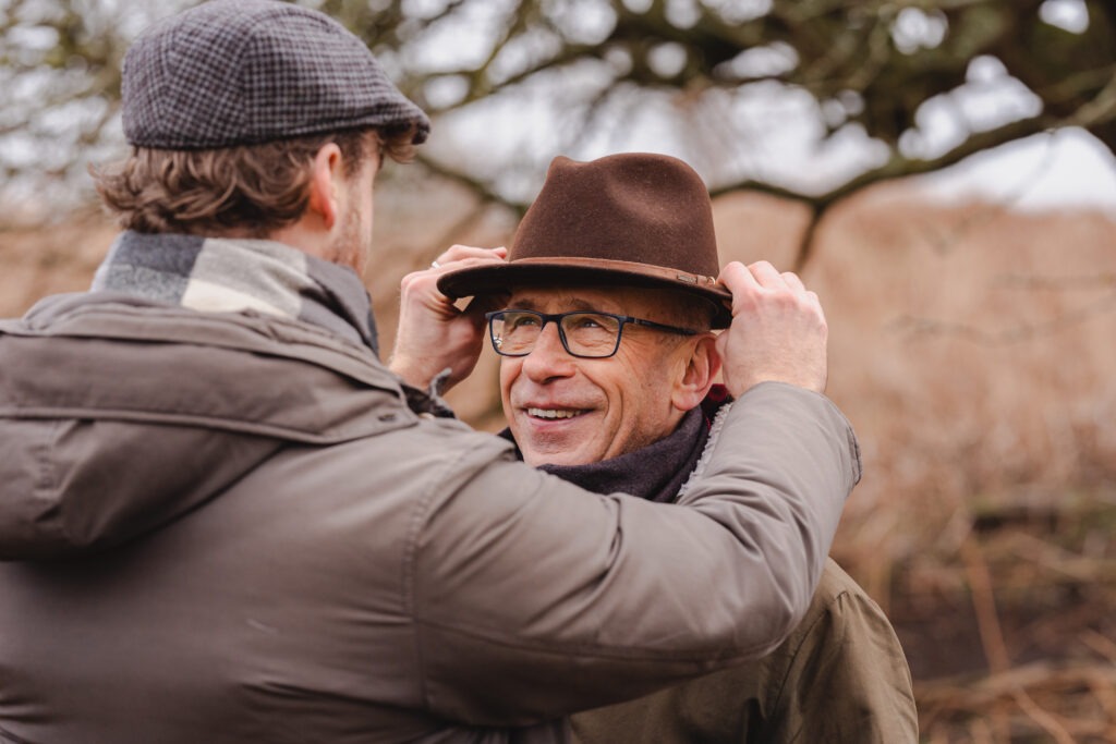 Familie geniet van een ontspannen fotoshoot