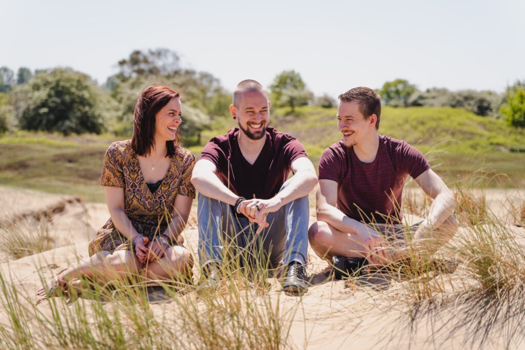 Familie geniet van een ontspannen fotoshoot