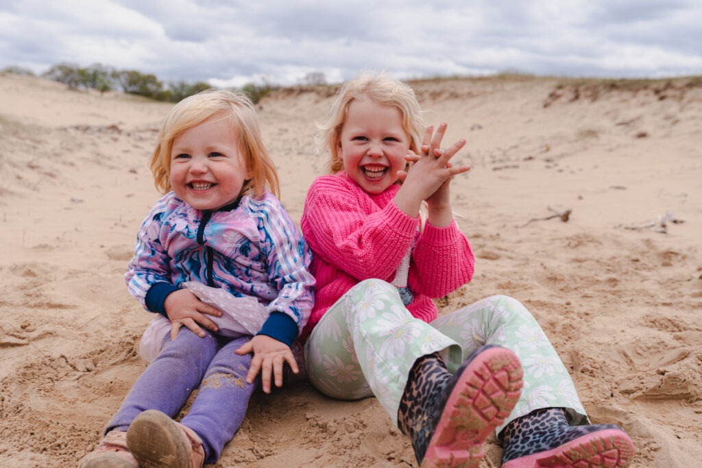 Familie geniet van een ontspannen fotoshoot