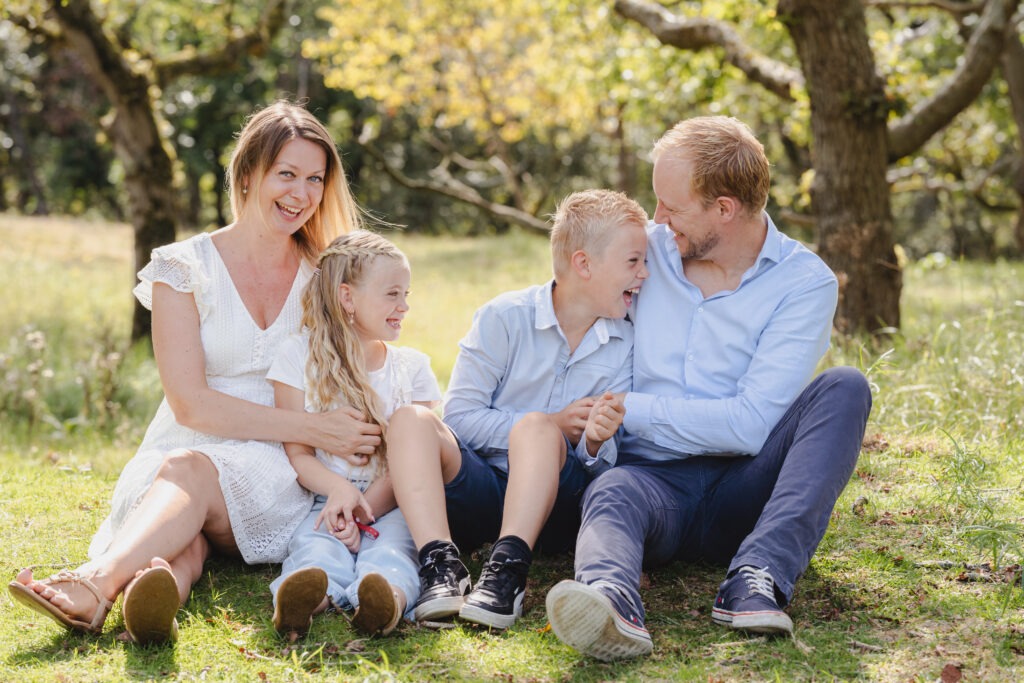 Familie geniet van een ontspannen fotoshoot