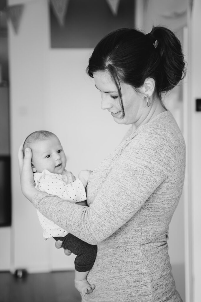 Liefdevol moment: ouders houden hun pasgeboren baby vast tijdens een huiselijke fotoshoot