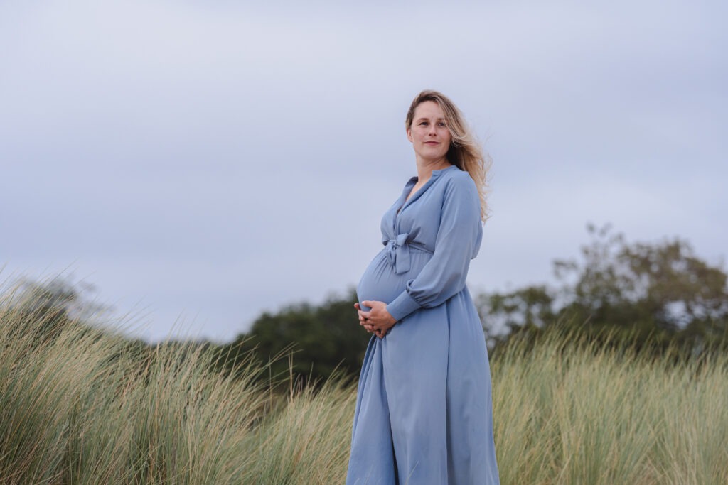 Warm en sfeervol portret van een zwangere vrouw