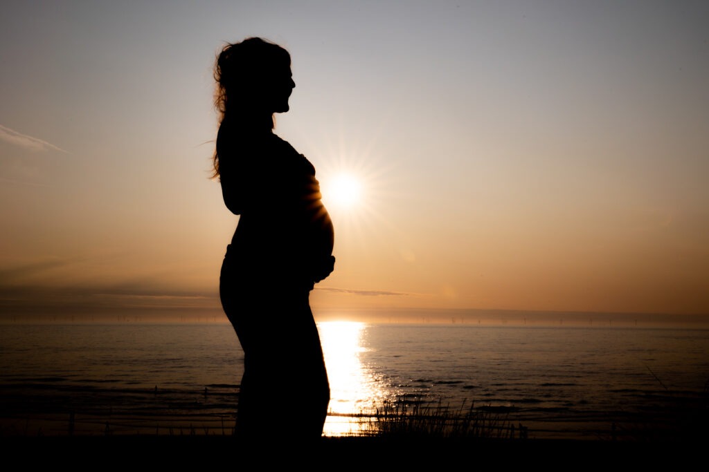 Intieme zwangerschapsfoto van een aanstaande moeder met haar babybuik