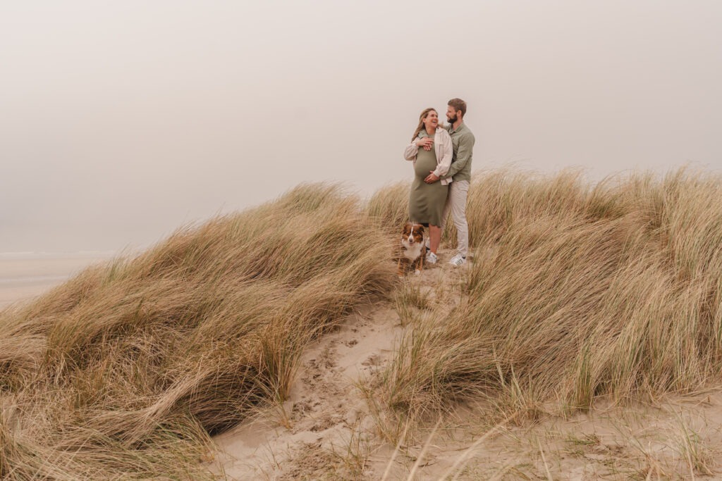 Koppel geniet van een liefdevolle zwangerschapsshoot